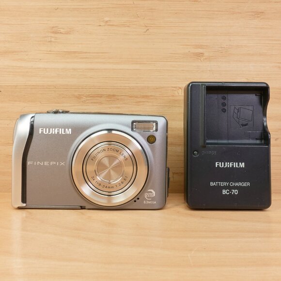 Fujifilm FinePix F40fd 8.3MP Digital Camera / Silver / Tested & Working - Picture 2 of 9